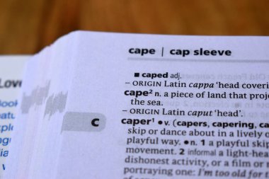 İngilizce Sözlük Sayfası - Cape2 'nin Anlamı Sözcüğünü Kapat