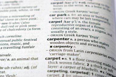 İngilizce Sözlük Sayfası Marangozun Anlamı Sözcüğünü Kapat