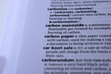 İngilizce Sözlüğün Kelimeyle Kapalı Sayfası Tanımı - Karbon Monoksit