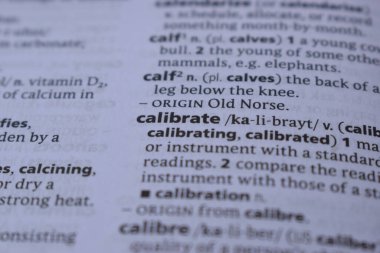 İngilizce Sözlük Sayfası Kalibrasyonun Anlamı Sözcüğünü Kapat