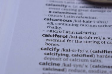 İngilizce Sözlük Sayfası Kalsiyum Yazıcı Sözcüğüyle Kapat