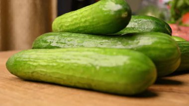 Taze Organik Tüm Çiğ Yeşil Salatalıklar