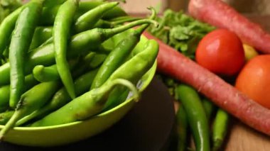 Taze Organik Çiğ Yeşil Chili Biber Çemberi Dönüşümü Kapat