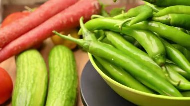 Taze Organik Çiğ Yeşil Chili Biber Çemberi Dönüşümü Kapat