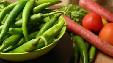 Taze Organik Çiğ Yeşil Chili Biber Çemberi Dönüşümü Kapat