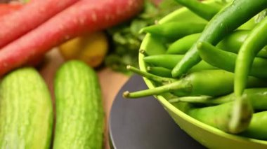 Taze Organik Çiğ Yeşil Chili Biber Çemberi Dönüşümü Kapat