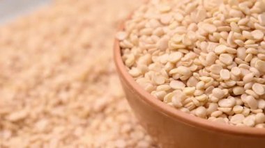 White Split Urad Dal in Bowl Döndürme Üst Görünümü - Raw Split Kurutulmuş Beyaz Urad Dal - Bölünmüş Siyah Gram Mercimek İzole