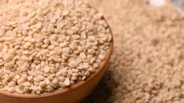 White Split Urad Dal in Bowl Döndürme Üst Görünümü - Raw Split Kurutulmuş Beyaz Urad Dal - Bölünmüş Siyah Gram Mercimek İzole