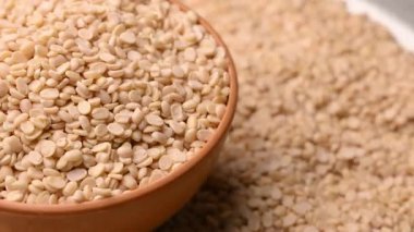 White Split Urad Dal in Bowl Döndürme Üst Görünümü - Raw Split Kurutulmuş Beyaz Urad Dal - Bölünmüş Siyah Gram Mercimek İzole