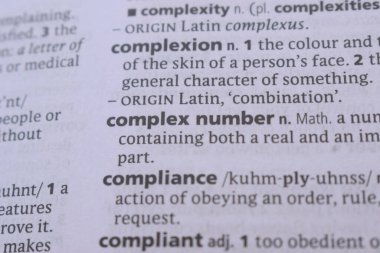 İngilizce Sözlük Kitabı Sayfası - karmaşık sayının kelime transkripsiyonu ile kapat