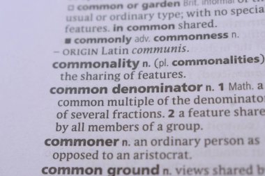 İngilizce Sözlük Kitabı Sayfası - Ortak paydanın Sözcük Tanımlamasını Kapat