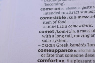 İngilizce Sözlük Sayfası ve Kuyrukluyıldızın Açıklaması