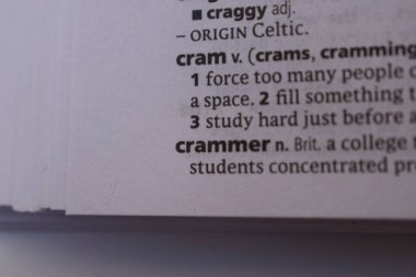 İngilizce Sözlük Kitabı Sayfası - cram 'ın Sözcük Transkripsiyonu ile Kapat