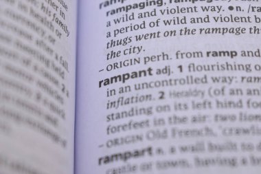 İngilizce Sözlük Kitabı Sayfası - Yükselen Sözcüklerin Transkripsiyonu ile Kapat