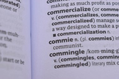 İngilizce Sözlüğün Tanımı Kelimeyi Kapat - Ticaretleştirildi