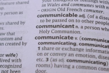 İngilizce Sözlük Kitabı Sayfası - Cammunicant 'ın Sözcük Transkripsiyonu ile Kapat