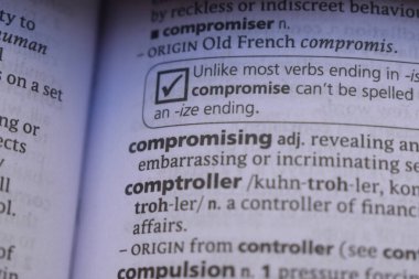 İngilizce Sözlük Kitabı Sayfası Sözcük Tanımının Kapanışı - Uzlaşması