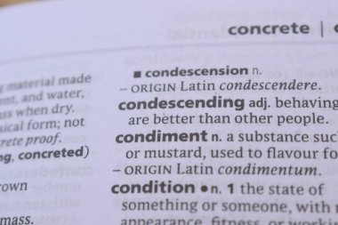 İngilizce Sözlük Kitabı Sayfası Küçümseyen Sözcük Tanımının Kapanışı