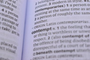 İngilizce Sözlük Kitabı Sayfası Küçümsemenin Sözcük Tanımı ile Kapalı