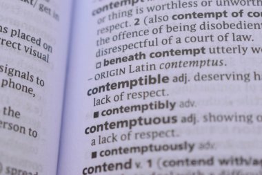 İngilizce Sözlük Kitabı Sayfası Alçakça Sözcük Transkripsiyonu ile Kapat