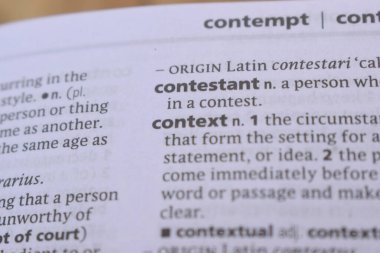 İngilizce Sözlük Kitabı Sayfası - Yarışmacının Sözcük Tanımlamasını Kapat