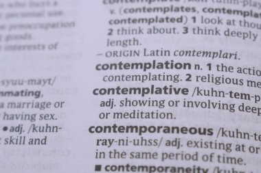 İngilizce Sözlük Kitabı Sayfası Düşüncelere Kapalı