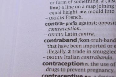 İngilizce Sözlük Kitabı Sayfası - Kaçakçılığın Sözcük Transkripsiyonu ile Kapat