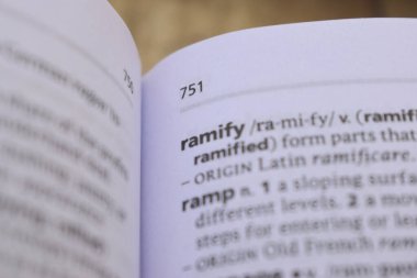 İngilizce Sözlük Kitabı Sayfası Sözcük Tanımının Yakınlaştırıldığı Sayfa