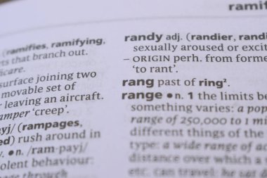 İngilizce Sözlük Kitabı Sayfası - rang 'ın Sözcük Transkripsiyonu ile Kapat