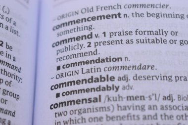 İngilizce Sözlük Kitabı Sayfası Övgülerin Sözcük Tanımı ile Kapalı