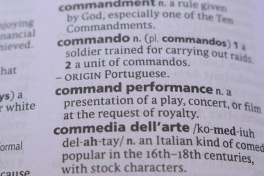 İngilizce Sözlük Kitabı Sayfası - komut performansının Sözcük Transkripsiyonu ile Kapat