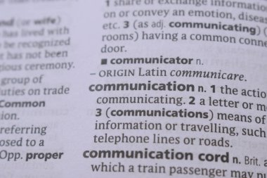 İngilizce Sözlük Kitabı Sayfası İletişim Sözcüklerinin Tanımına Yakın