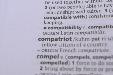 İngilizce Sözlük Kitabı Sayfası - Uyumluluğun Sözcük Tanımı ile Kapat