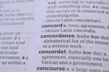 İngilizce Sözlük Kitabı Sayfası - Uyum Sözcüklerinin Yazımıyla Kapat