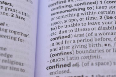 İngilizce Sözlük Kitabı Sayfası Sözcük Tanımının Kapalı Olduğu Sayfayı