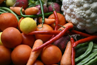 Taze Organik Sebzeler Masada - Domates - Limon - Karnabaçiçeği - Havuç - Nane Yaprakları Yakın Görüntü