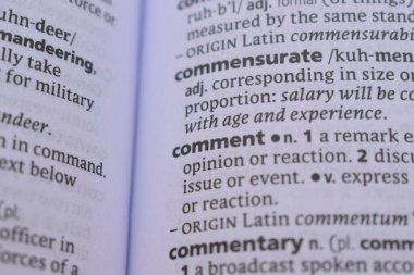 İngilizce Sözlük Kitabı Sayfası - Yorumun Sözcük Transkripsiyonu ile Kapat