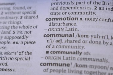 İngilizce Sözlük Kitabı Sayfası - Kargaşanın Sözcük Tanımı ile Kapat