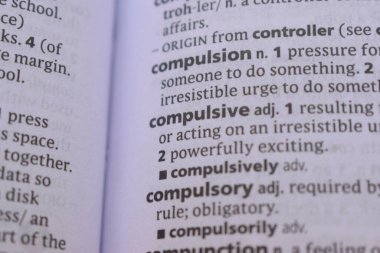 İngilizce Sözlük Kitabı Sayfası - Kompulsif Sözcük Yazısı ile Kapat