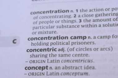 İngilizce Sözlük Kitabı Sayfası Toplama Kampının Sözcük Transkripti ile Kapalı