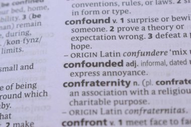 İngilizce Sözlük Kitabı Sayfası Şaşkın Kelime Çeviri: