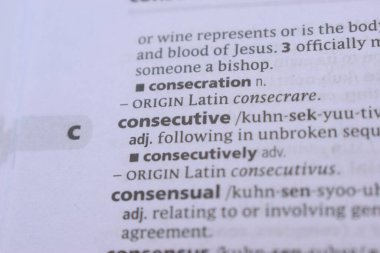 İngilizce Sözlüğün Tanımı Kelimeyi Kapat - peş peşe