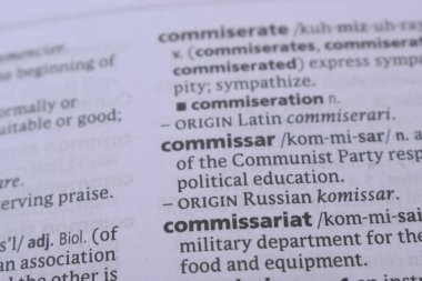 İngilizce Sözlük Kitabı Sayfası - Komiserin Sözcük Tanımı ile Kapat