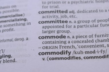 İngilizce Sözlük Kitabı Sayfası - Klozetin Sözcük Transkripsiyonu ile Kapat