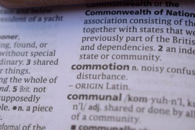 İngilizce Sözlük Kitabı Sayfası - Kargaşanın Sözcükleri ile Kapat