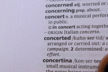 İngilizce Sözlük Kitabı Sayfası Konçertonun Sözcük Tanımına Yakın