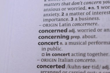 İngilizce Sözlük Sayfasının Detayları ve İlgili Sözcüklerin Açıklaması
