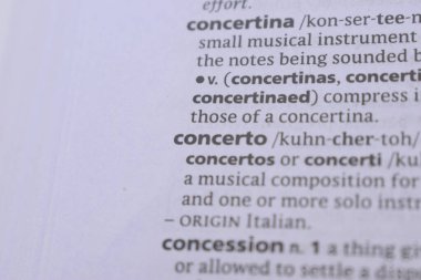 İngilizce Sözlük Kitabı Sayfası Konçertonun Sözcük Tanımlamasını Kapat