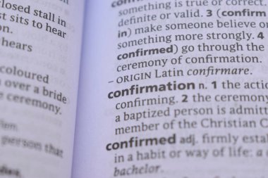 İngilizce Sözlük Kitabı Sayfası - Teyit Sözcüklerinin Yazımıyla Kapat