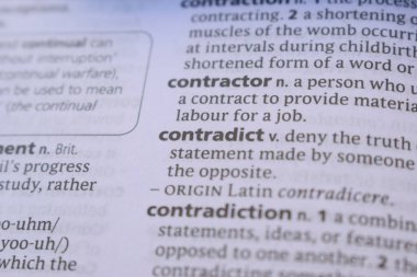 İngilizce Sözlük Kitabı Sayfası Çelişkinin Sözcük Tanımına Yakın